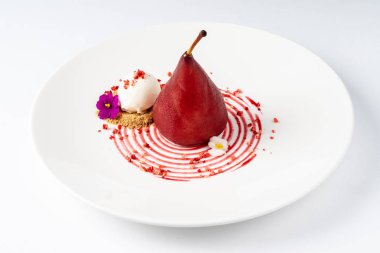 Beyaz zemin üzerine kırmızı şarap haşlanmış armut