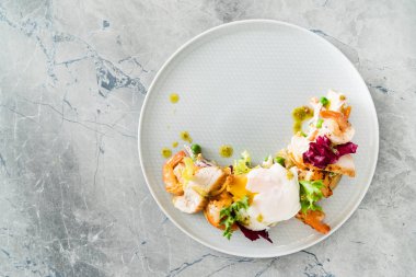 ızgara tavuk ve karides salatası