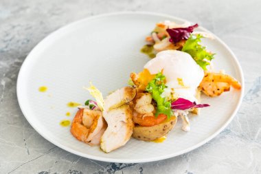 ızgara tavuk ve karides salatası