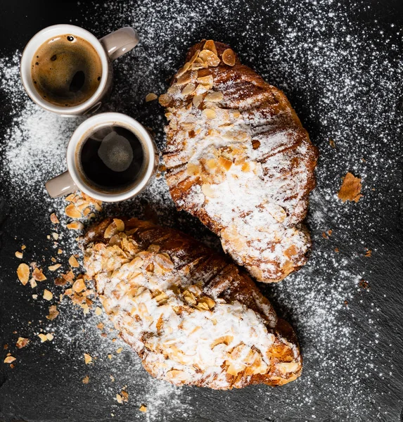 Croissants Con Almendras Sobre Fondo Negro — Foto de Stock