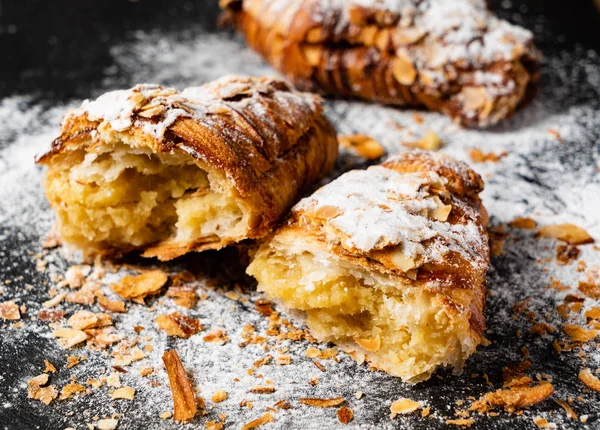 Croissants Con Almendras Sobre Fondo Negro — Foto de Stock