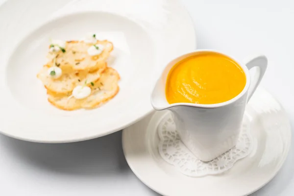 Soupe Potiron Carotte Crème Avec Croûtons Sur Fond Blanc — Photo