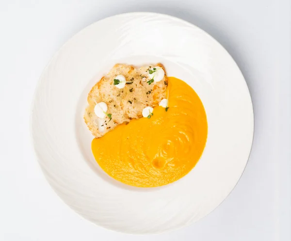 Тыквенный Морковный Суп Сливками Гренками Белом Фоне — стоковое фото