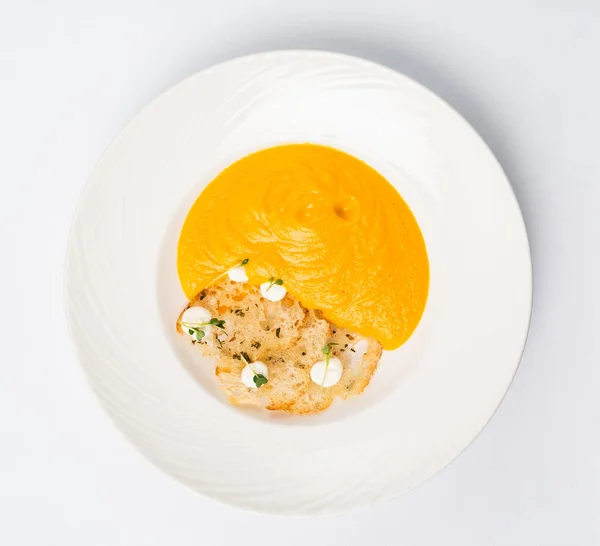 Тыквенный Морковный Суп Сливками Гренками Белом Фоне — стоковое фото
