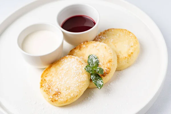 Keso Pannkakor Gräddfil Och Sylt Syrniki Vit Bakgrund — Stockfoto