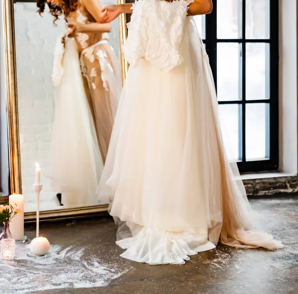 窓の近くに立っている美しい花嫁の肖像画 — ストック写真