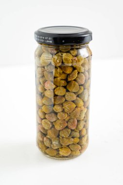 Kapari şişe şişe kırpma yolu ile beyaz bir arka plan üzerinde 