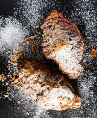 Siyah arka plan üzerine Bademli kruvasan