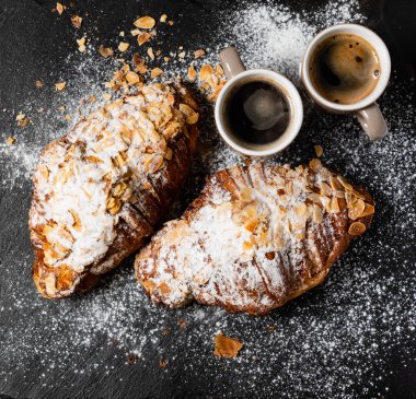 Siyah arka plan üzerine Bademli kruvasan