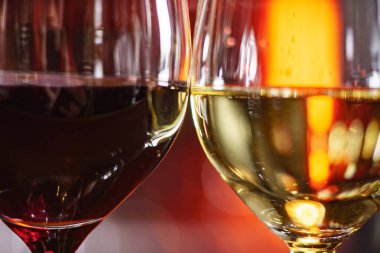 kırmızı ve beyaz barda şarap gözlük