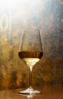 Cam çubuğu üzerinde dikey görüntü masada beyaz şarap