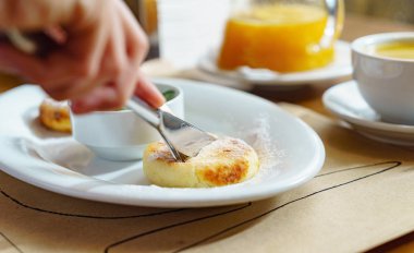 adam yeme peynir krep ekşi krema ile