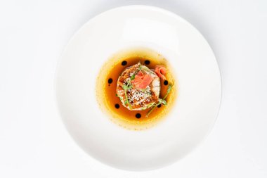 Beyaz tabakta sebze ile kızarmış yılan balığı