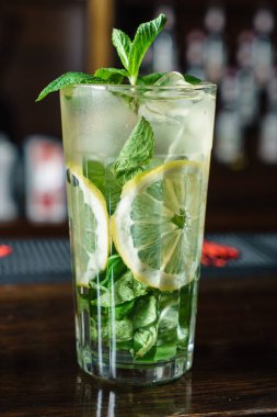 kokteyl barda, yakın çekim