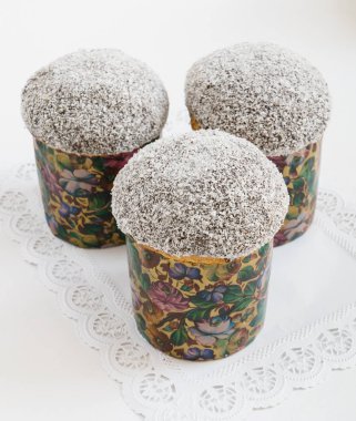 Beyaz arka plan üzerinde Paskalya kek 