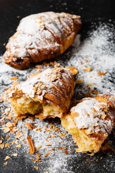 Croissant Con Mandorle Sullo Sfondo Nero — Foto Stock