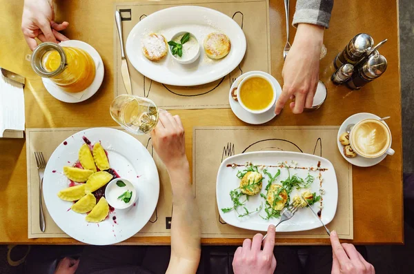 Freunde Beim Mittagessen Restaurant Hautnah — Stockfoto