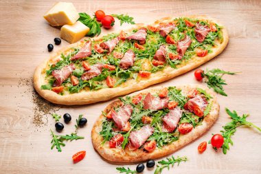 Ahşap pizza tahta üzerinde taze roka ile süslenmiş gözleme pizza