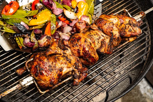 Gegrilltes Huhn Mit Paprika Zwiebeln Grünen Erbsen Und Zucchini — Stockfoto