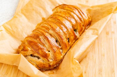 Ispanaklı turta: Yumurtalı İtalyan stromboli, ıspanak ve mozzarella (Paskalya pastası)) 