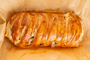 Ispanaklı turta: Yumurtalı İtalyan stromboli, ıspanak ve mozzarella (Paskalya pastası)) 