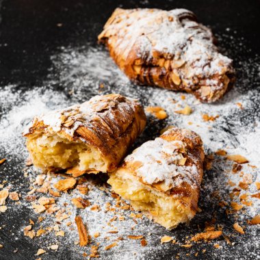 Siyah arka plan üzerine Bademli kruvasan