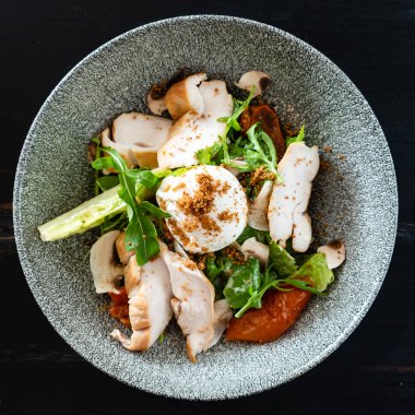 Tavuklu salata, yakın çekim.