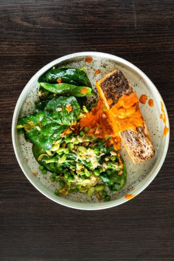salata, somon steak yakın çekim
