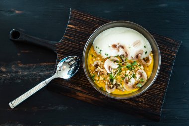 mercimek çorbası ile mantar, yakın çekim