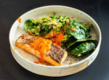 salata, somon steak yakın çekim