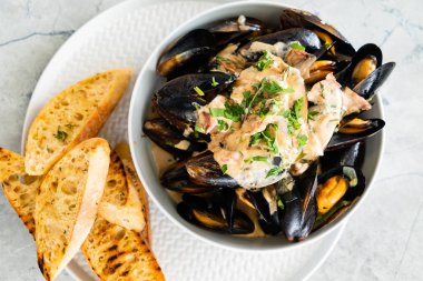 Midye otlar bir kase ile yakın çekim