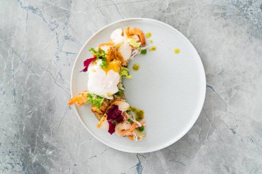 ızgara tavuk ve karides salatası