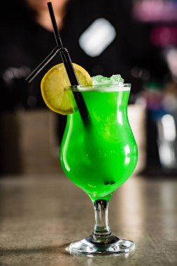 kokteyl barda, yakın çekim