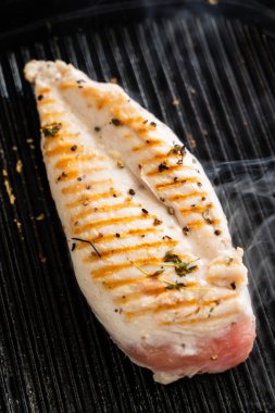 Izgara tavuk göğsü, kapat.