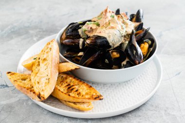 Midye otlar bir kase ile yakın çekim