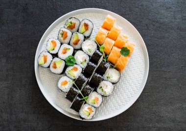 plaka üzerinde ayarla suşi yakın çekim