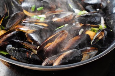 midye tava üzerinde Kapat