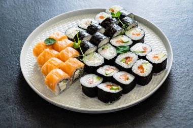 plaka üzerinde ayarla suşi yakın çekim