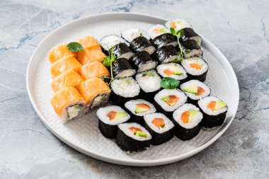 plaka üzerinde ayarla suşi yakın çekim