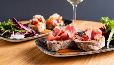 Sandviç salam, peynir ve marul