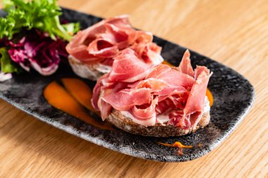 Jambon, peynir ve marul ile sandviç