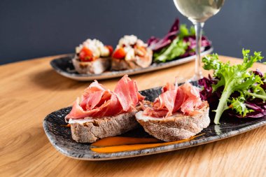 Sandviç salam, peynir ve marul