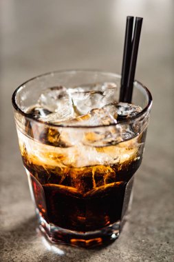 kokteyl barda, yakın çekim