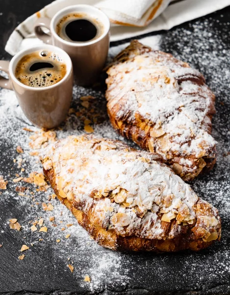 Croissants Con Almendras Sobre Fondo Negro — Foto de Stock