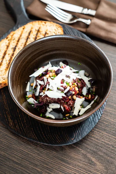 Kött Sallad Med Parmesan Närbild — Stockfoto