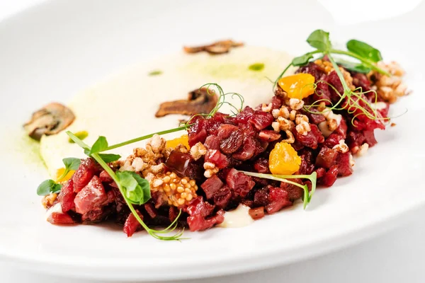 Plato Con Deliciosa Tarta Puré Champiñones Aislado Sobre Fondo Blanco — Foto de Stock