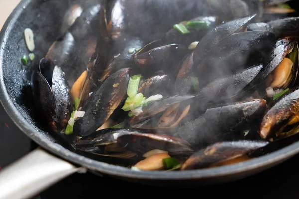 Cozze Sulla Padella Vicino — Foto Stock