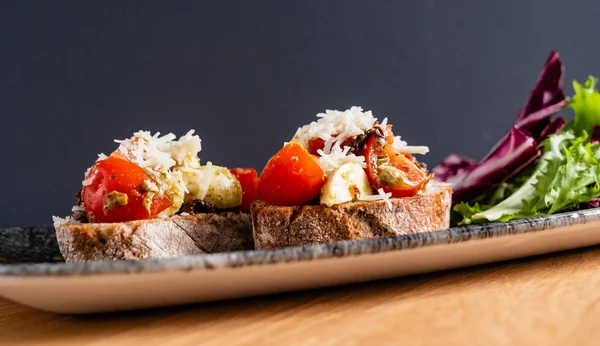 Broodjes Met Kaas Tomaat Gastronomische Saus — Stockfoto