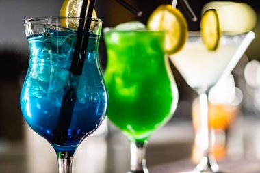 kokteyl barda, yakın çekim