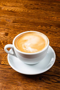 Bir bardak kapuçino, yakın çekim.